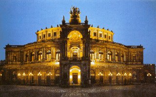 Die Semper-Oper bei Nacht